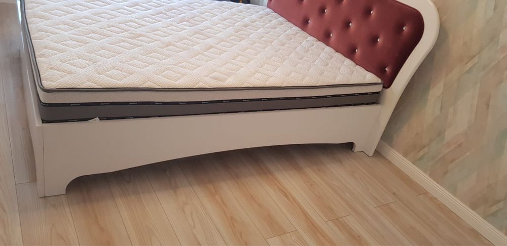 Кровать с матрасом в хорошем состоянии