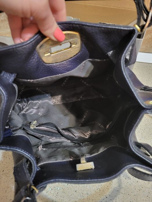 Vand/ schimb Geanta Tommy hilfiger