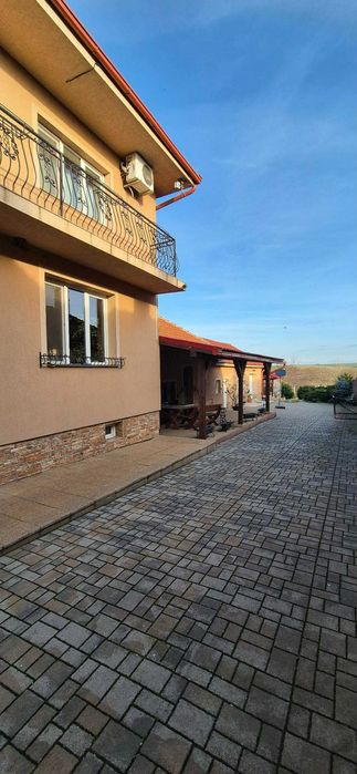 Casă spațioasă cu 6 camere, 3 garaje, livadă și grădină – Buduslău