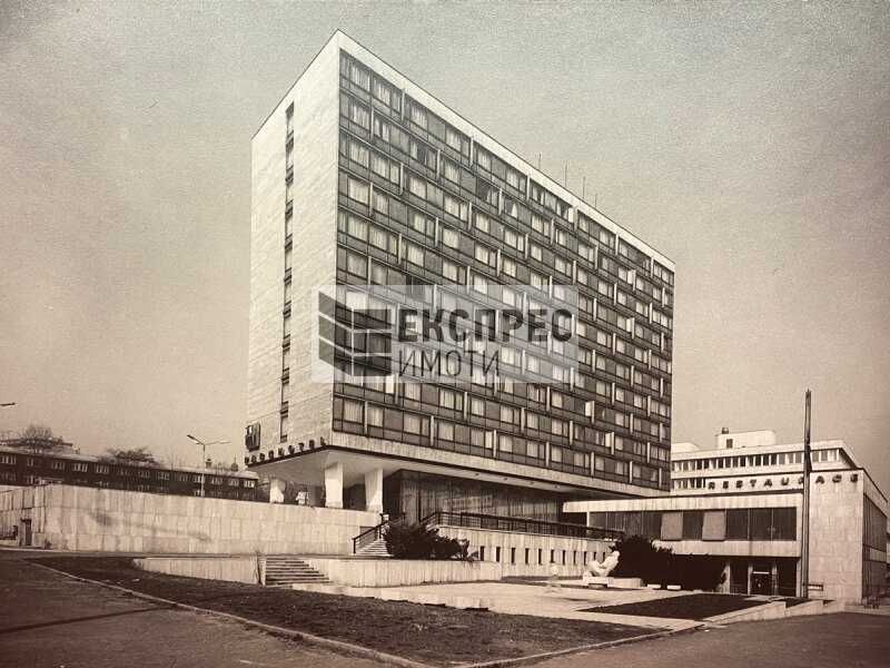 Сграда с двор от 34дкр