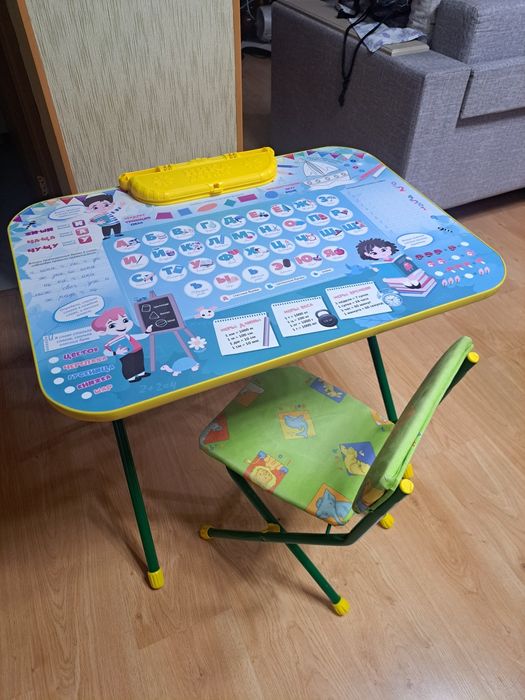 Срочно продам  детский стол для уроков. .