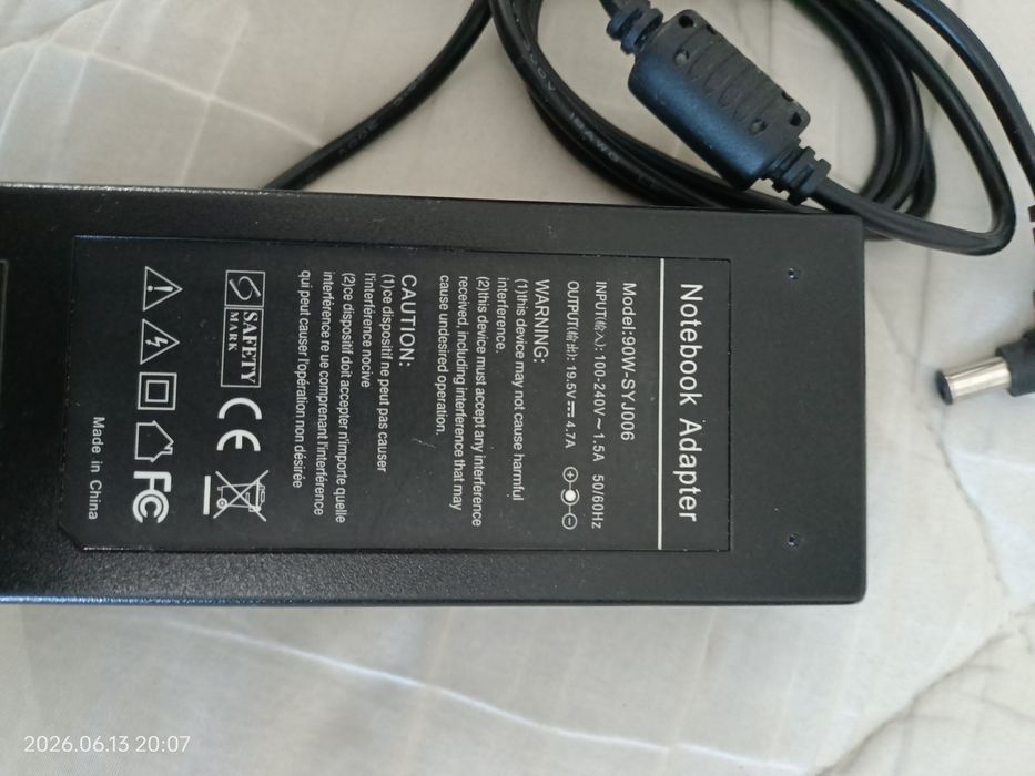 Alimentatoare laptop diverse, toate funcționale.