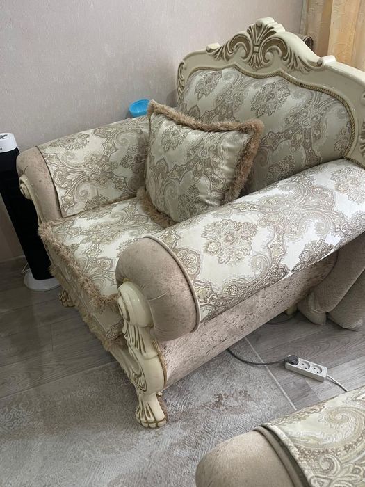 Продаётся мягкий уголок, диван и 2 кресла