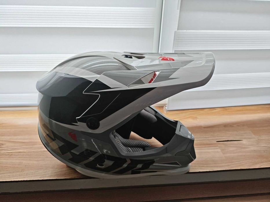 нова каска за мотокрос THOR