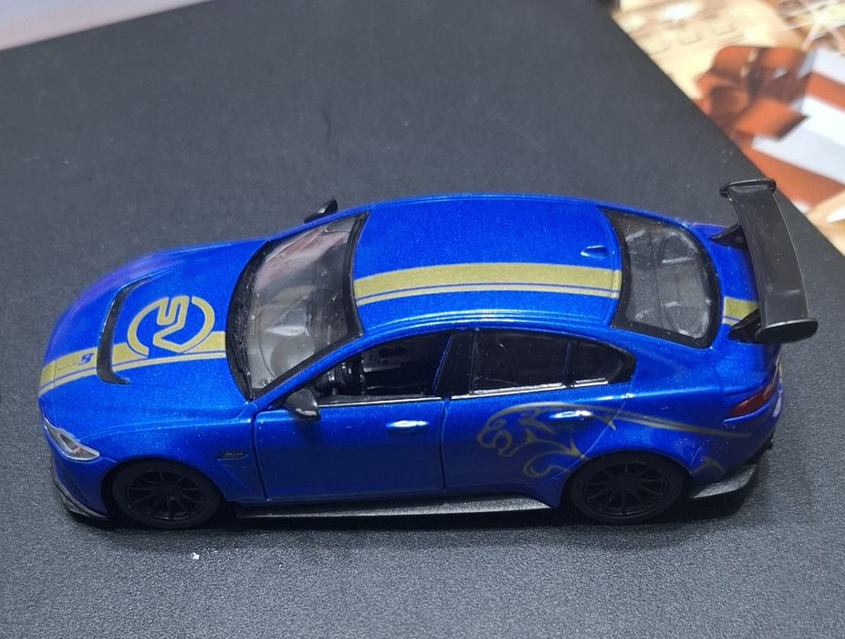 VÎND machetă JAGUAR din metal de colecție