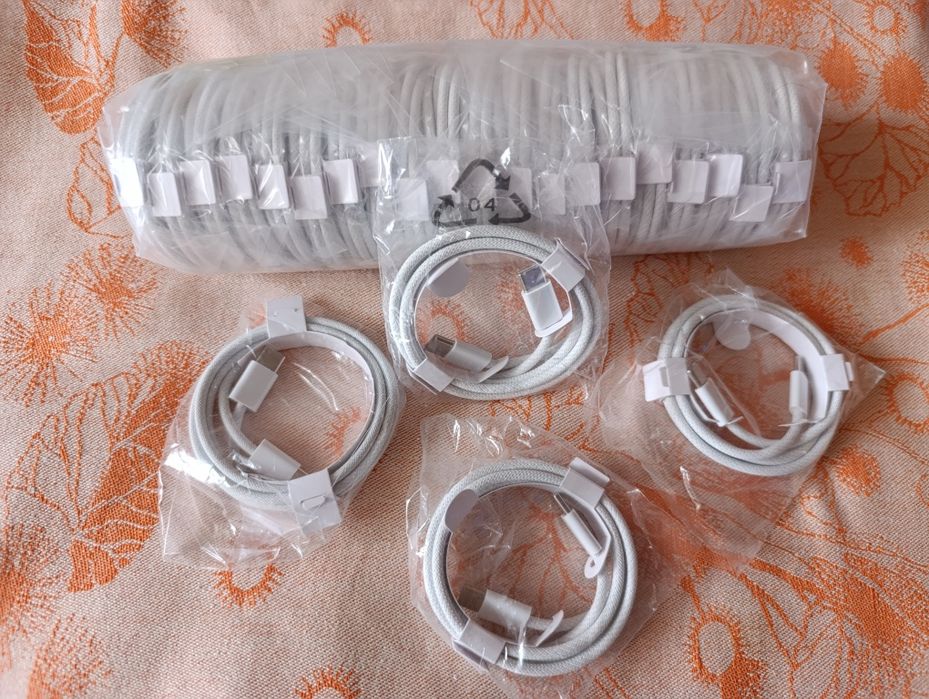 Кабель USB-C для зарядки.