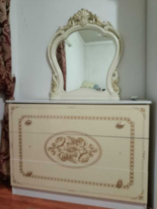 Комплект мебель сатылады.