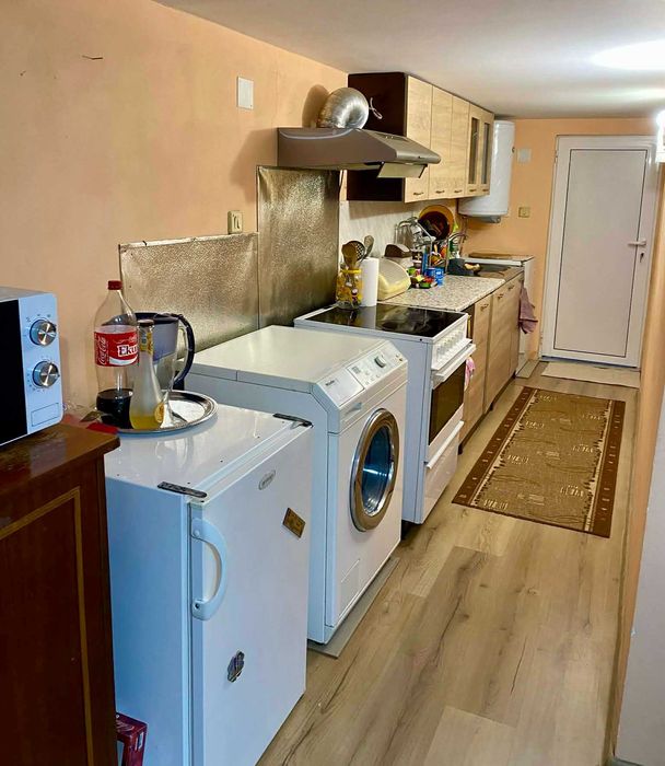 Продавам къща с двор в село Каравелово