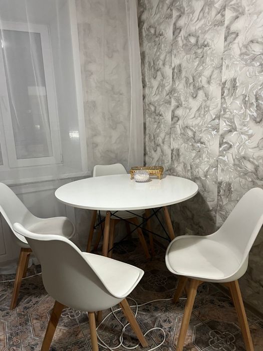 Стол со стульями