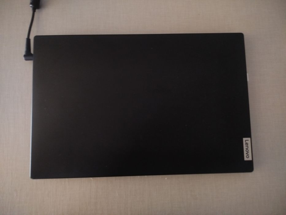 Laptop Lenovo v15