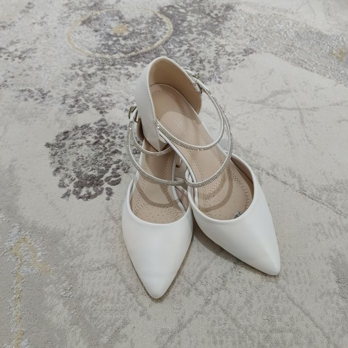 Продам белый туфли