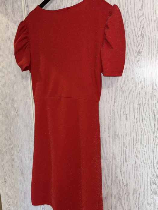 Дамска червена рокля с блестящи частици