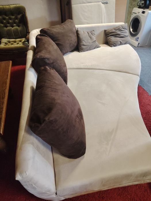Canapea fixă de living.