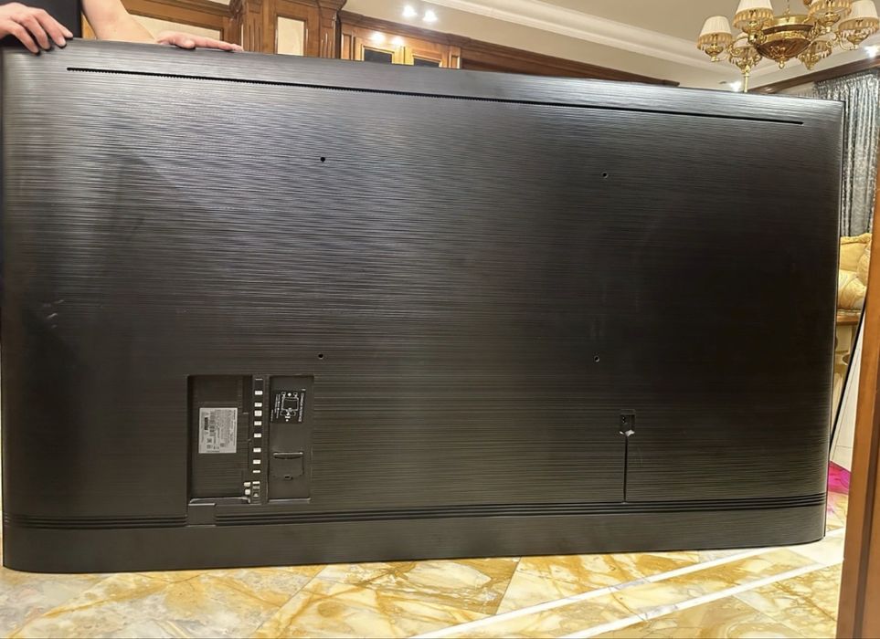 продается срочно Samsung QE82Q70RAU