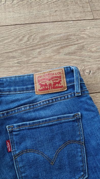 Blugi Levi's model 714