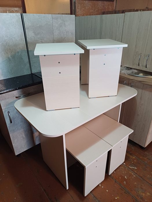 Продам кухонный стол +4 табуретки