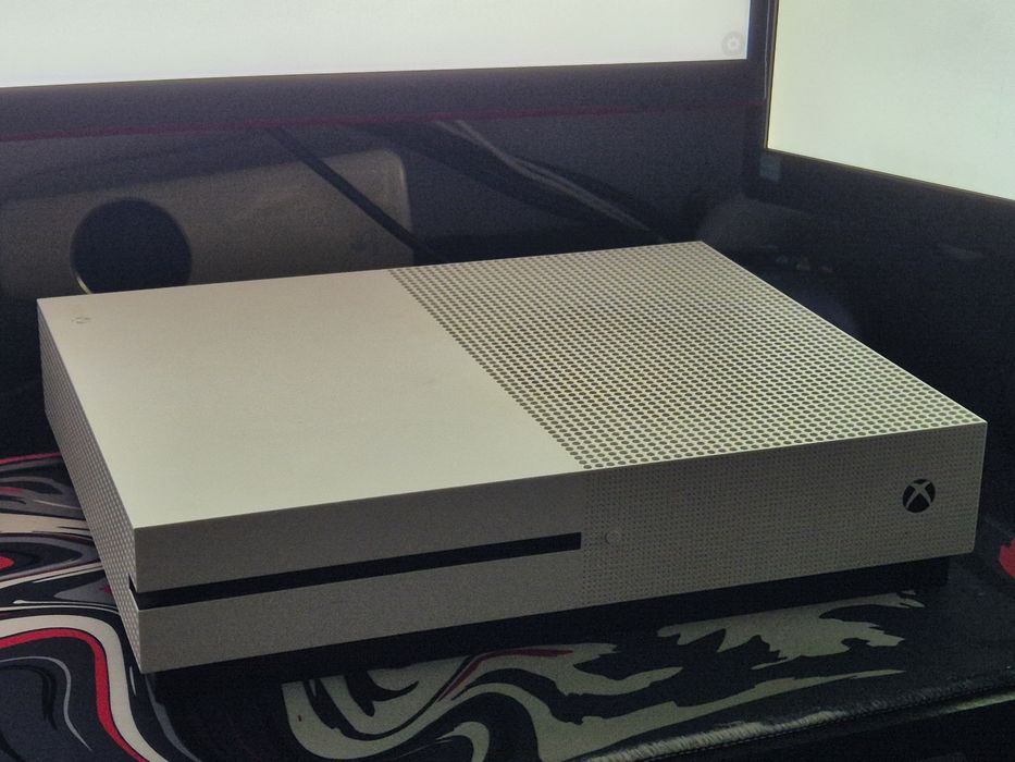 Xbox One S 1Tb + Controller