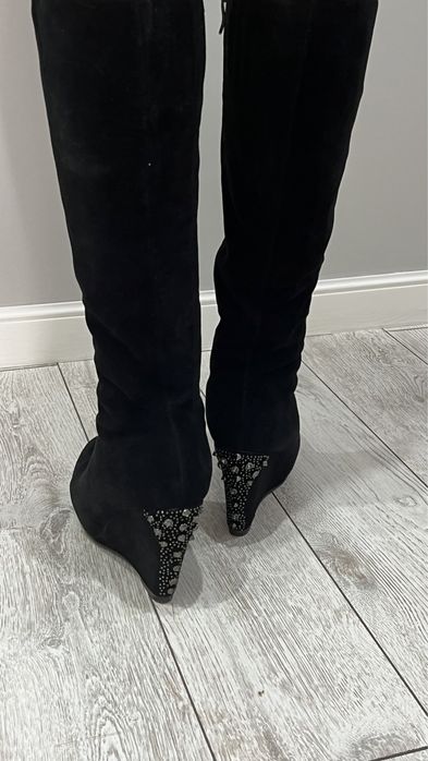 Продам замшевые зимниее сапоги