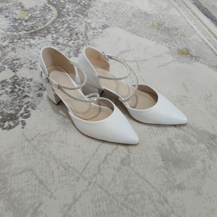 Продам белый туфли