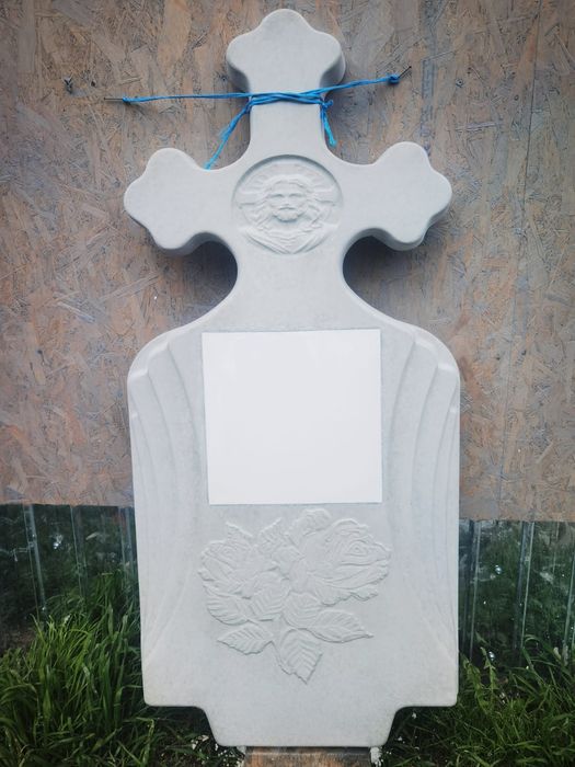 Vând cruci din mozaic cu placă de marmură