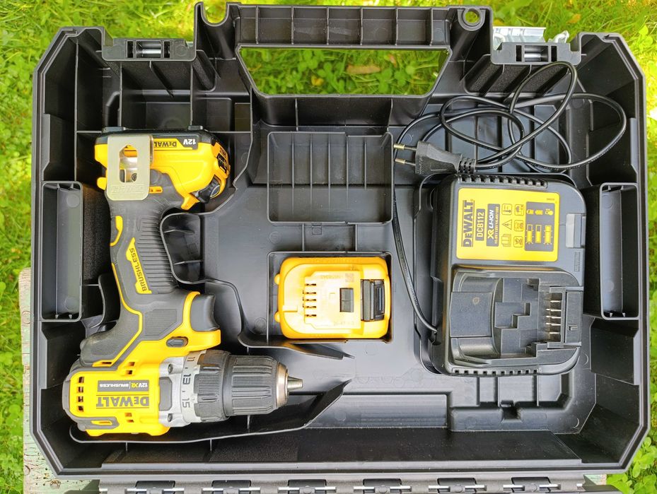 Masina de insurubat si gaurit DeWalt 12V DCD701, pachet complet