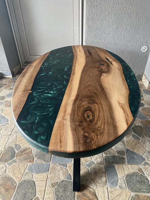 Masă de cafea ovală – Rășină epoxidică + lemn de nuc, picioare spider