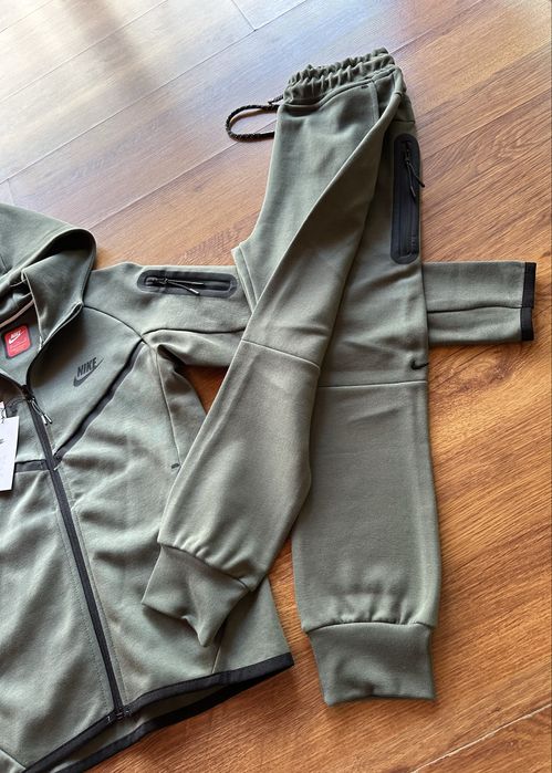 Детски,памучен,масленозелен екип Nike с активен,заден джоб на долнище