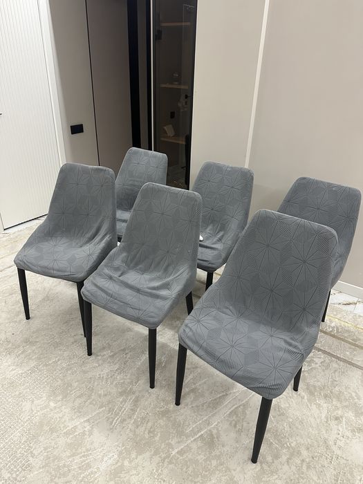 Стулья с чехлом в очень хорошем состоянии