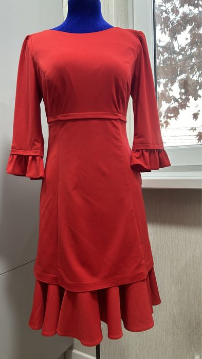 Платье красное.