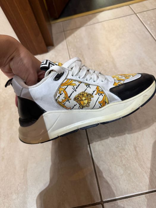 Кецове Versace оригинал, размер 38. В отлично състояние.