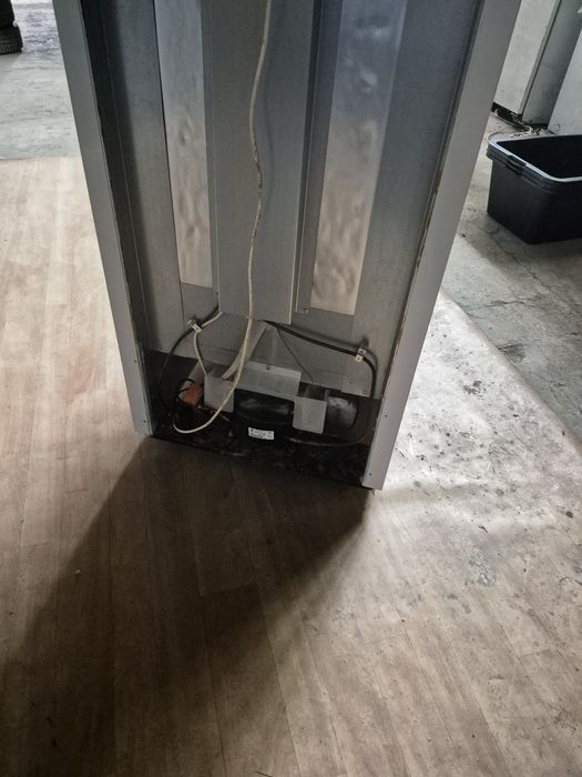 Продам витринный холодильник