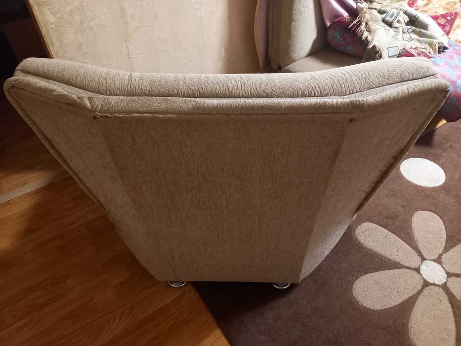 Диван и два кресла.