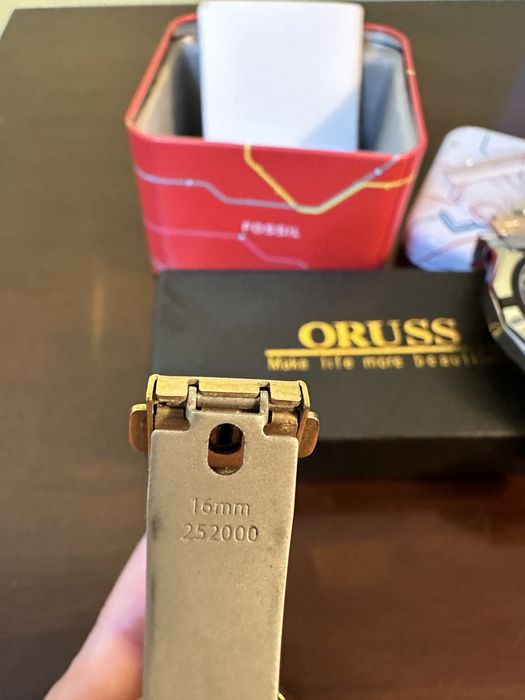 Часовник FOSSIL и Oruss