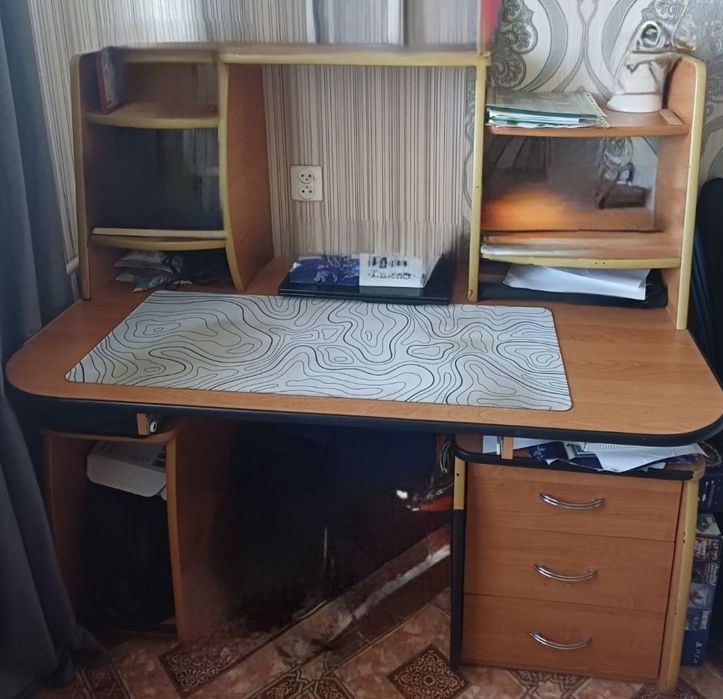 Стол компютерный, два кресла.