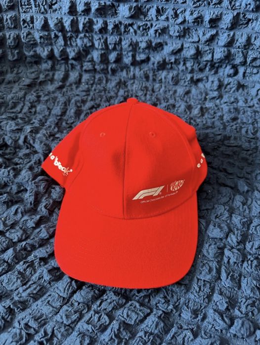 Sapca KitKat in colaborare cu Formula 1
