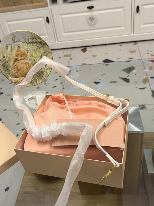 Geanta Miu Miu alba cu scris auriu