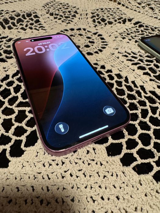 iPhone 16 с кутия