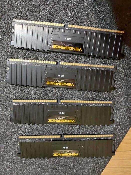 16GB 3000Mhz CL15 - Corsair Vengance LPX