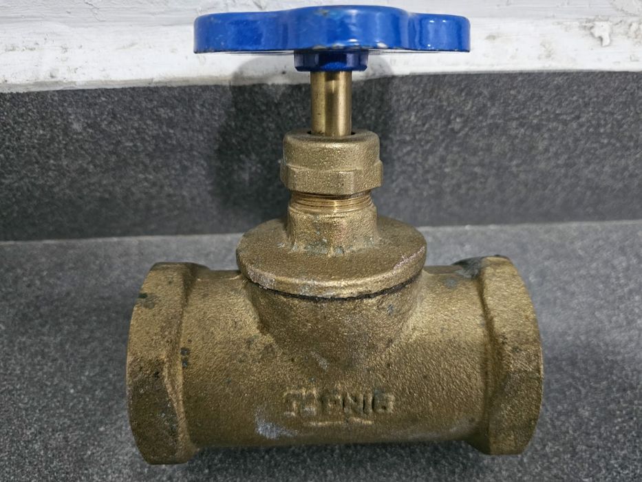 Продам бронзовый кран задвижку на 50