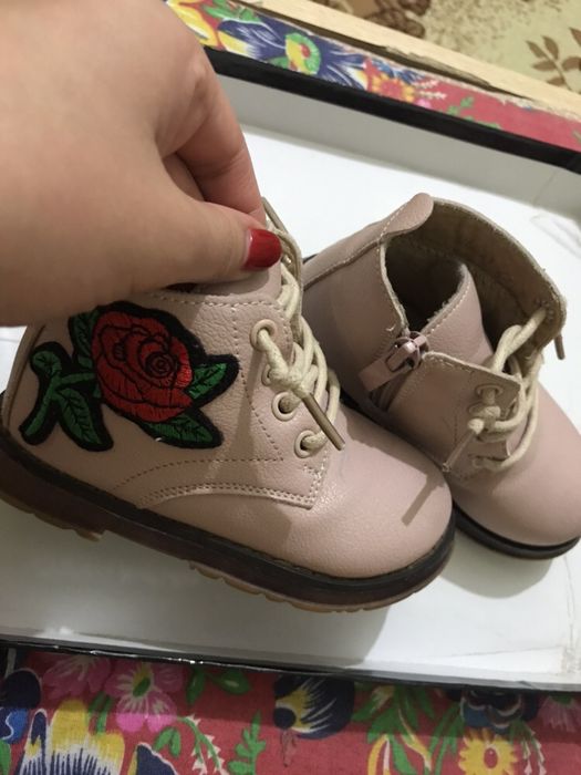 Продам детскую обувь ботинки на девочку