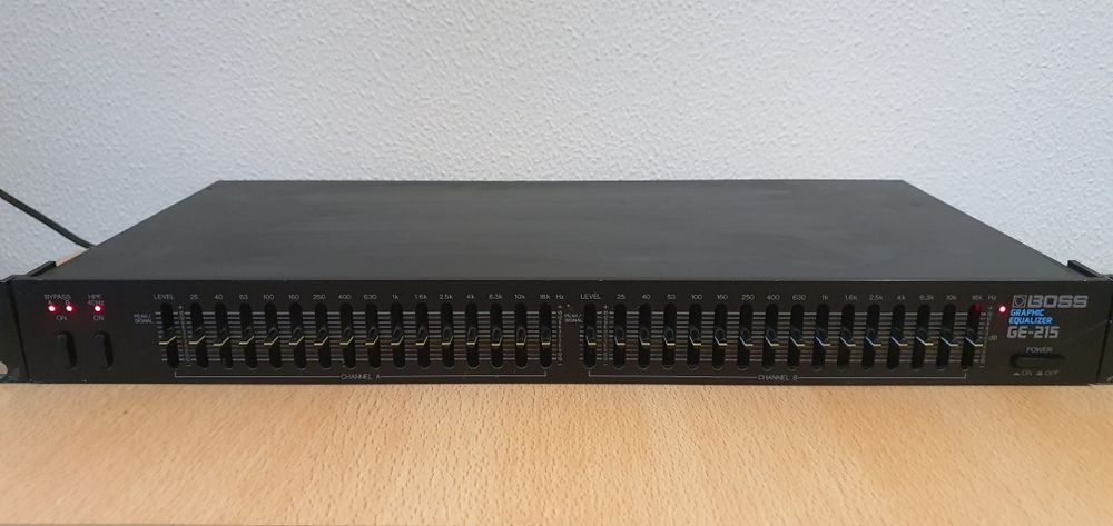 Vând egalizator Roland GE-215