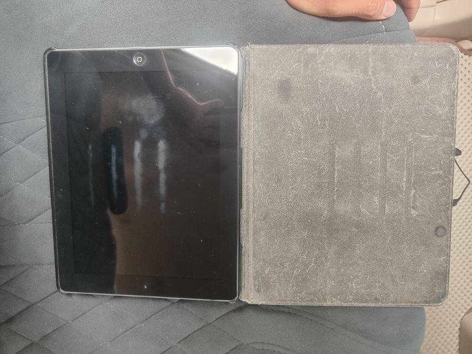 Планшет iPad 2 с кожанным чехлом