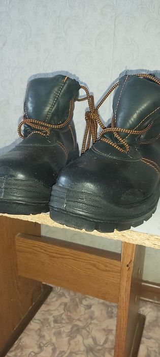 Продам рабочие ботинки без  меха  42р.