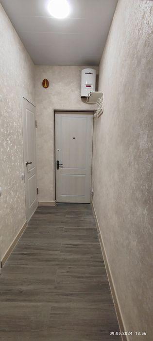 Аркадий клею обои, ремонт квартир.