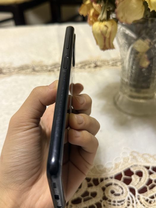 samsung A12 ишлтишга болади холати яхши факат экрани сал етган