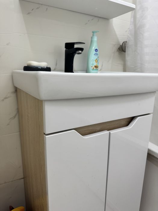 Продам раковину с тумбой