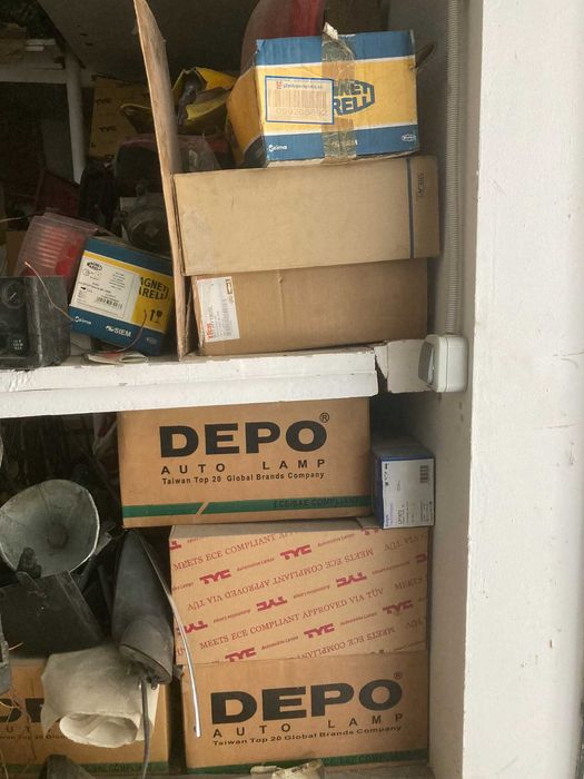 Разпродажба на склад за авточасти. Светлини и едрагабаритни части.