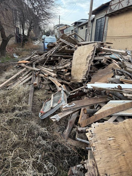 Qurilishdan qolgan taxta va otinlar sotiladi