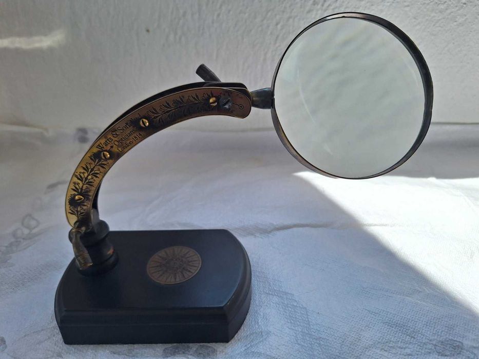 Настолна лупа с ретро дизайн