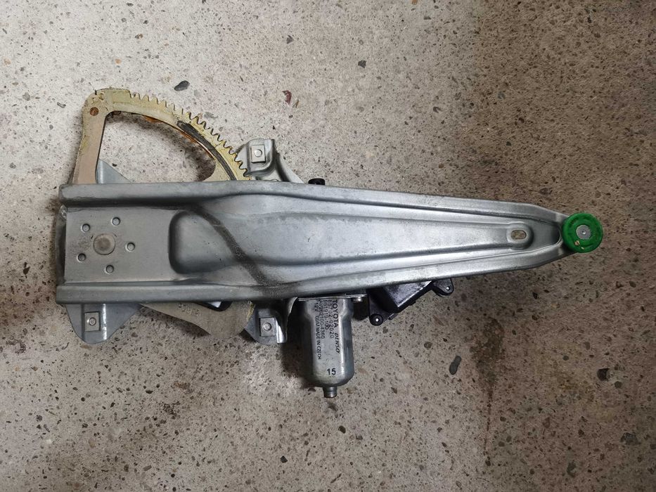 стъклоповдигащ механизъм заден десен Тойота авенсис т 27